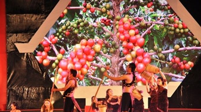 ງານລາຕີລະດູການປູກກາເຟ-ເຊີດຊູຜູ້ປູກຕົ້ນກາເຟ ໄຕງວຽນ